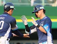 　５回、同点ソロを放ちタッチを交わす西川（撮影・立川洋一郎）