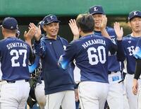 　オリックスに勝利しナインを迎えてタッチを交わす西口監督（中央左）＝撮影・立川洋一郎