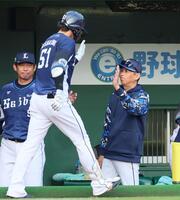 　５回、同点ソロを放った西川（５１）を迎える西口監督（撮影・立川洋一郎）