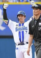 　８回、佐野は右中間に勝ち越しの適時二塁打を放ち、二塁塁上でガッツポーズ（撮影・佐藤厚）