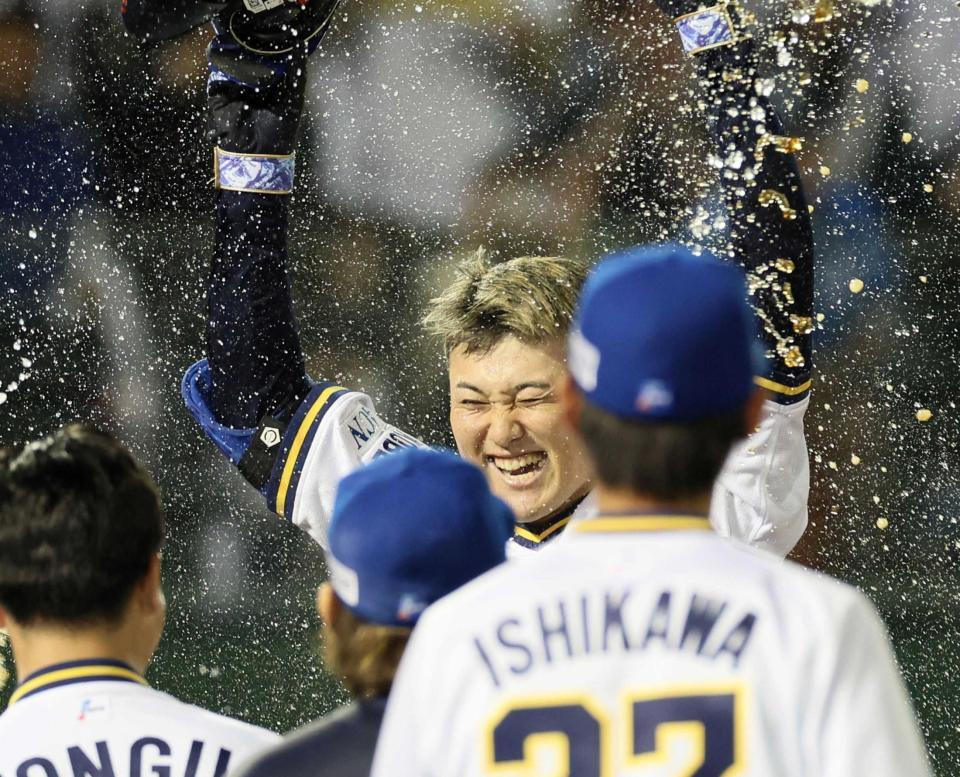 　１１回、サヨナラ本塁打を放ち、ナインに祝福される野口（撮影・立川洋一郎）