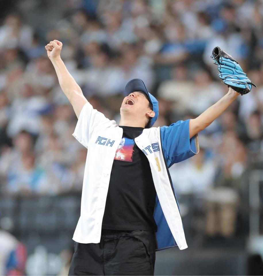 　ファーストピッチの後、両手を上げる小野田龍之介（撮影・西岡正）