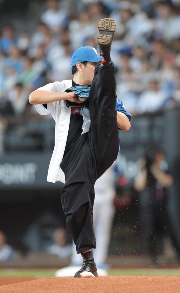 　始球式を行う小野田龍之介（撮影・西岡正）