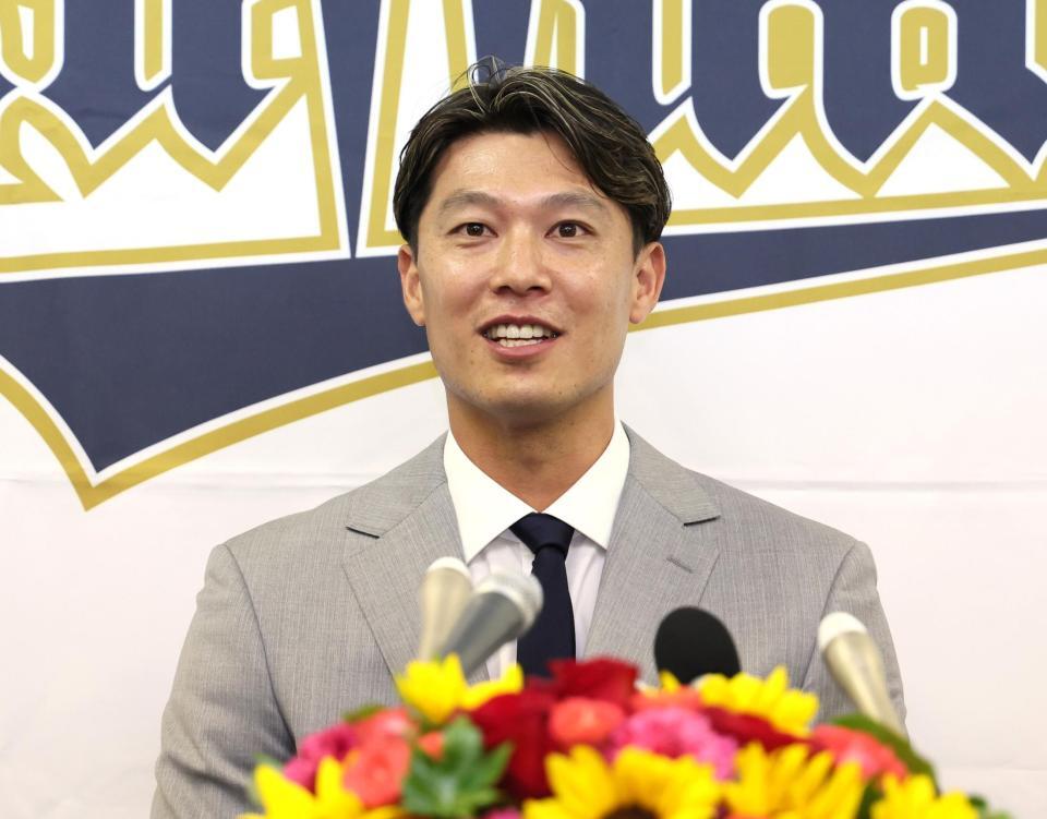 　入団会見に臨み抱負を語る岩崎（撮影・立川洋一郎）