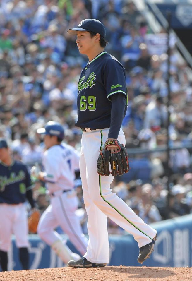 　４回、下川は佐野（左）に勝ち越しソロを打たれる（撮影・佐藤厚）