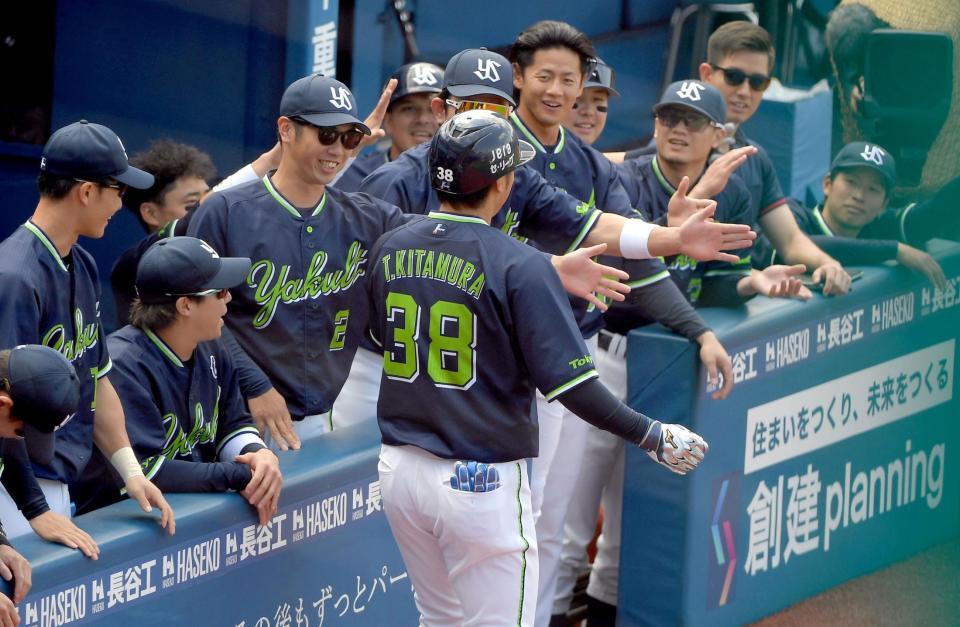 　１回、北村は先頭打者初球本塁打を放ち、ナインに迎えられる（撮影・佐藤厚）