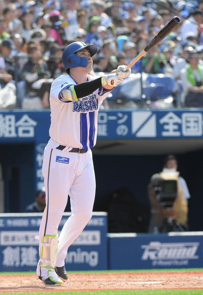 　４回、佐野は右越えに２試合連続の３号勝ち越しソロを放つ（撮影・佐藤厚）