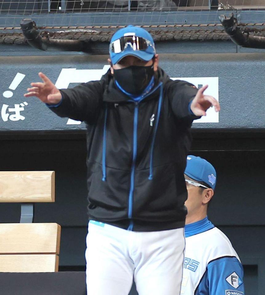 　８回、リプレー検証を要求する新庄監督（撮影・西岡正）