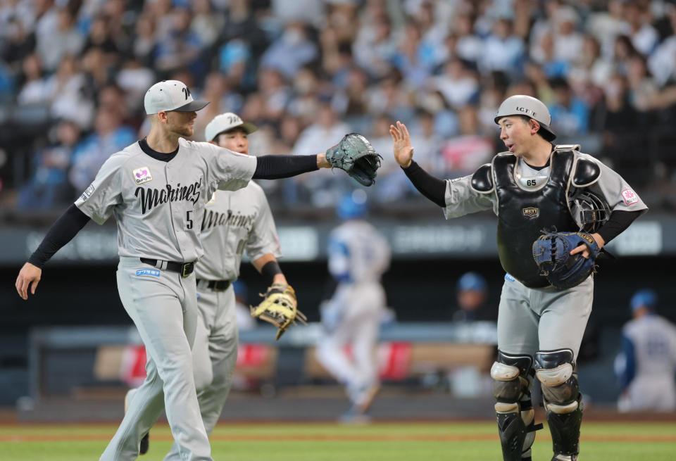 　７回を無失点で終え、寺地（右）とタッチを交わすボス（撮影・西岡正）