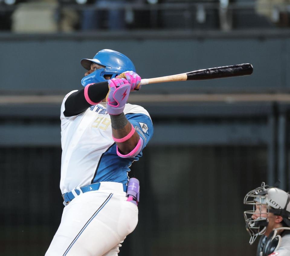 　９回、右越えにサヨナラソロを放つレイエス（撮影・西岡正）