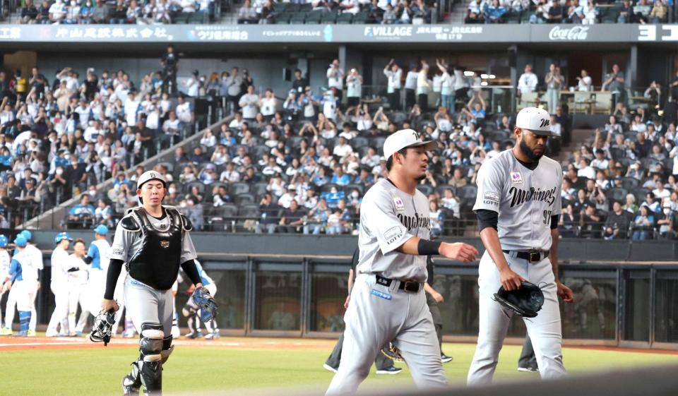 　９回、レイエスにサヨナラ本塁打を浴び、肩を落として引き揚げるゲレーロ（右）＝撮影・西岡正