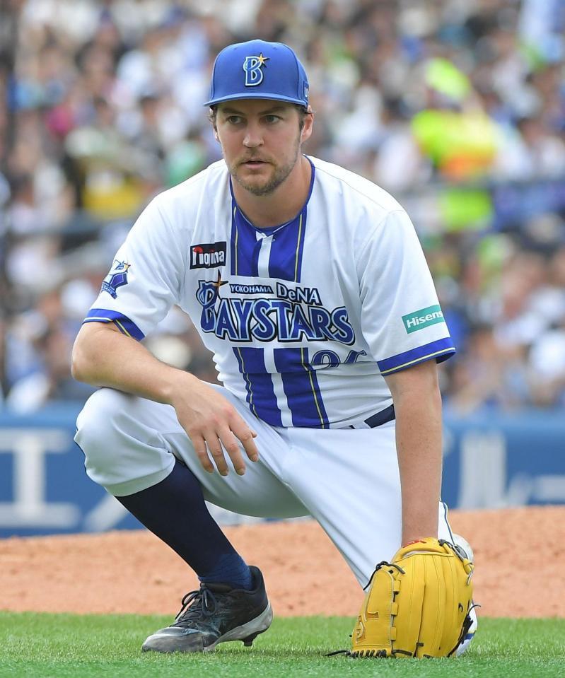 　８回、オスナを右飛に打ち取り、ひざまずくバウアー（撮影・佐藤厚）