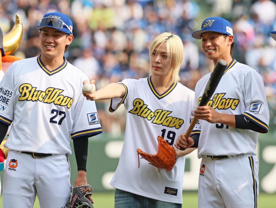　特別始球式を務め記念写真に納まるＮＣＴ・ユウタ（中央）＝撮影・立川洋一郎