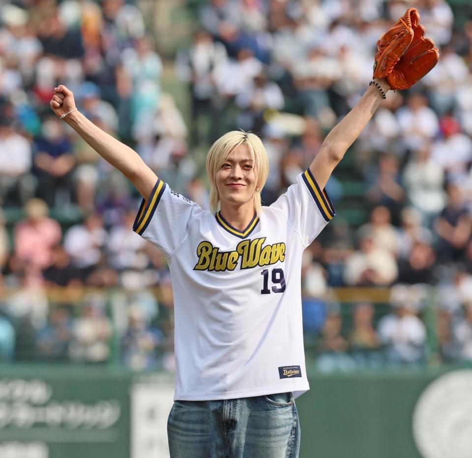 　特別始球式を務めマウンドに上がるＮＣＴ・ユウタ（撮影・立川洋一郎）