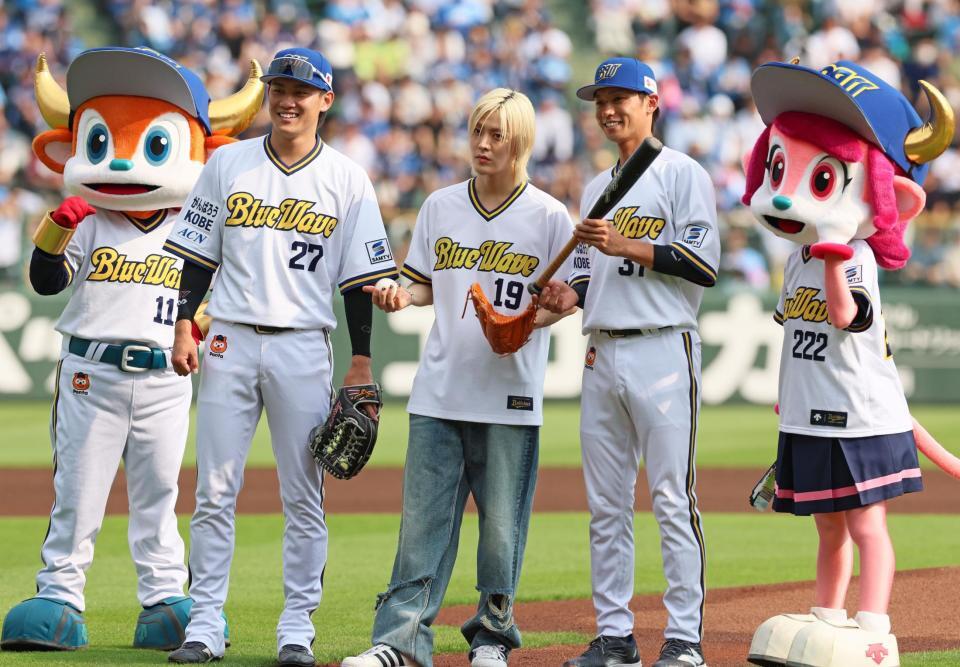 　特別始球式を務め記念写真に納まるＮＣＴ・ユウタ（中央）＝撮影・立川洋一郎