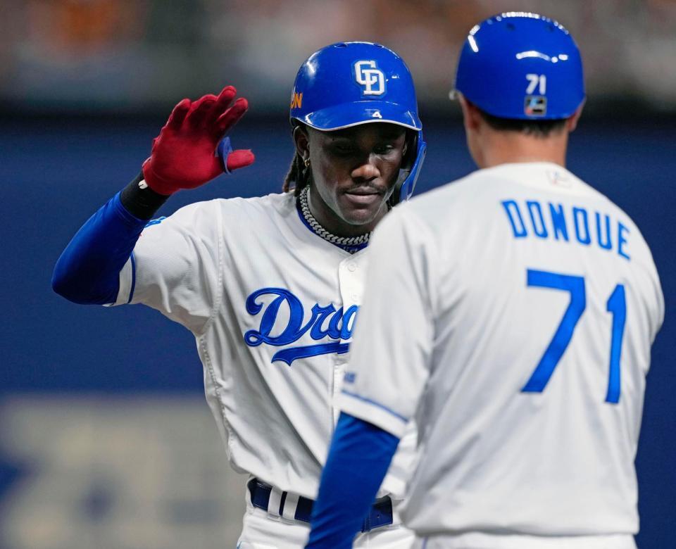 　８回、２点打を放ち塁上でタッチを交わすカリステ