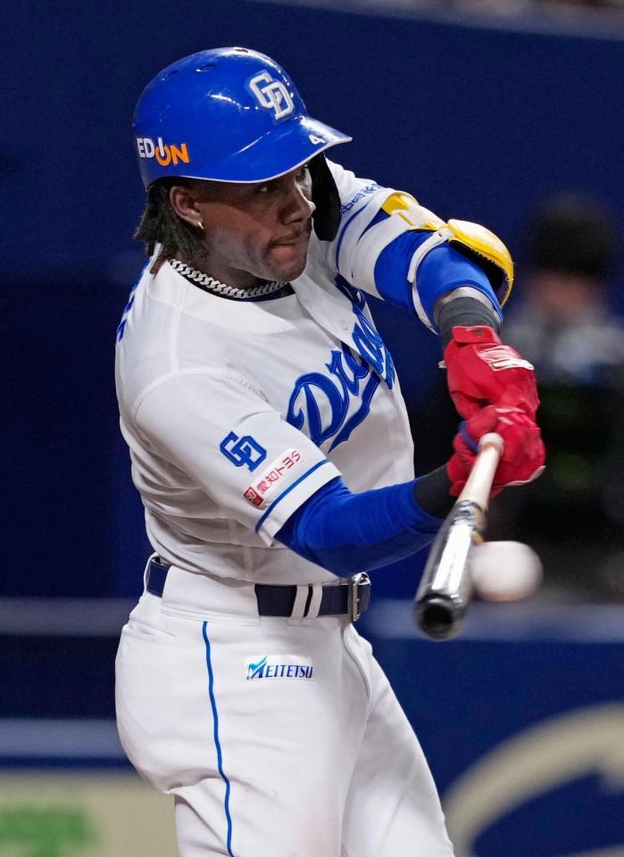 　８回、カリステが中前に２点打を放つ