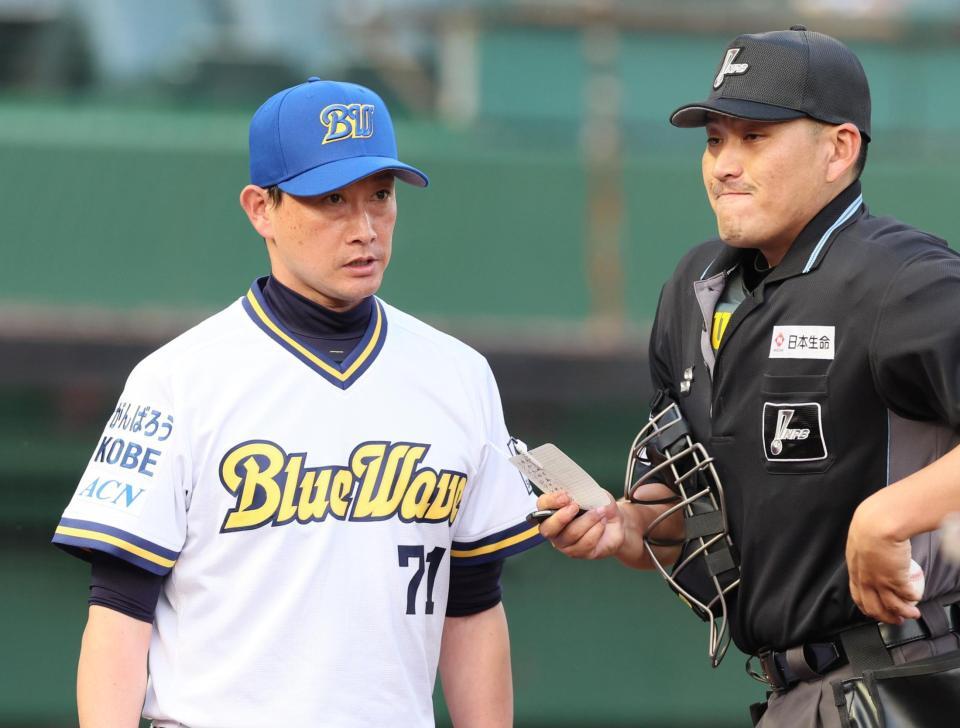 　選手交代を告げる岸田監督（撮影・立川洋一郎）