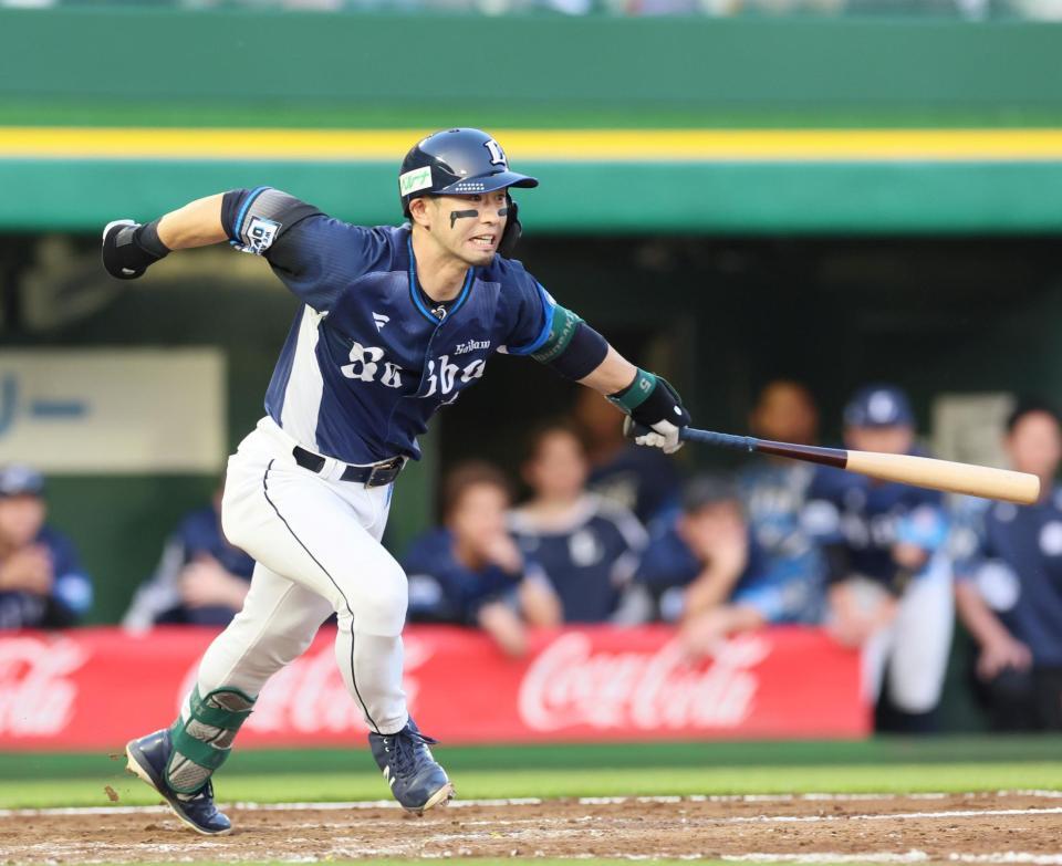 　９回、一ゴロを打つ外崎（撮影・立川洋一郎）