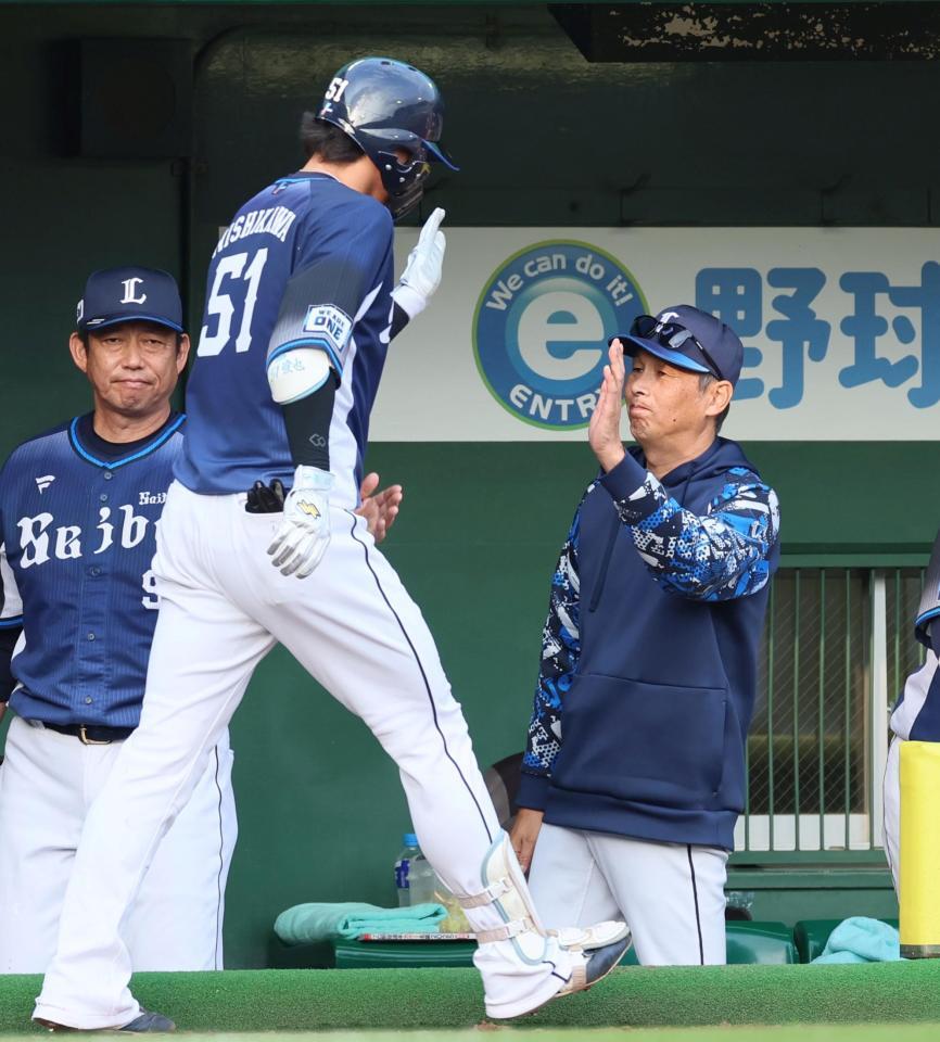 　５回、同点ソロを放った西川（５１）を迎える西口監督（撮影・立川洋一郎）