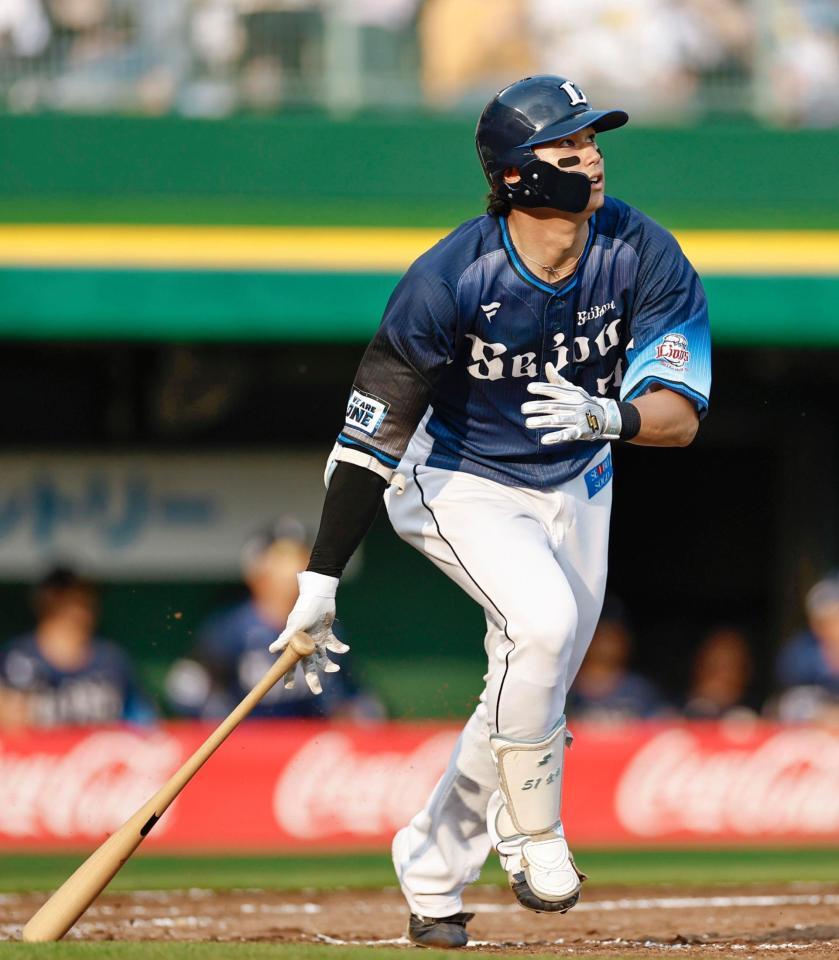 　５回、西川が右越えに同点ソロを放つ