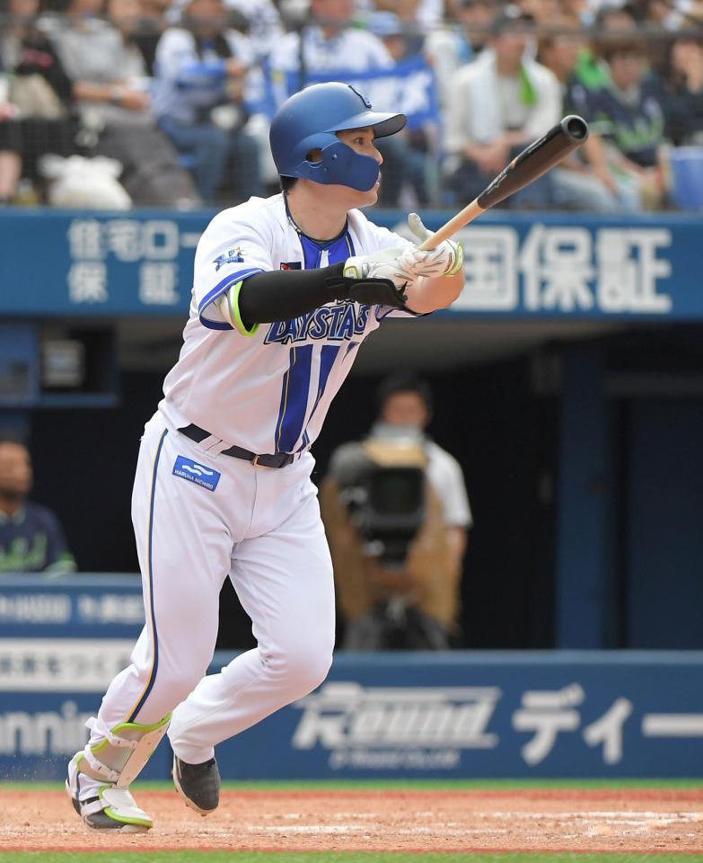 　８回、佐野は右中間に勝ち越しの適時二塁打を放つ（撮影・佐藤厚）