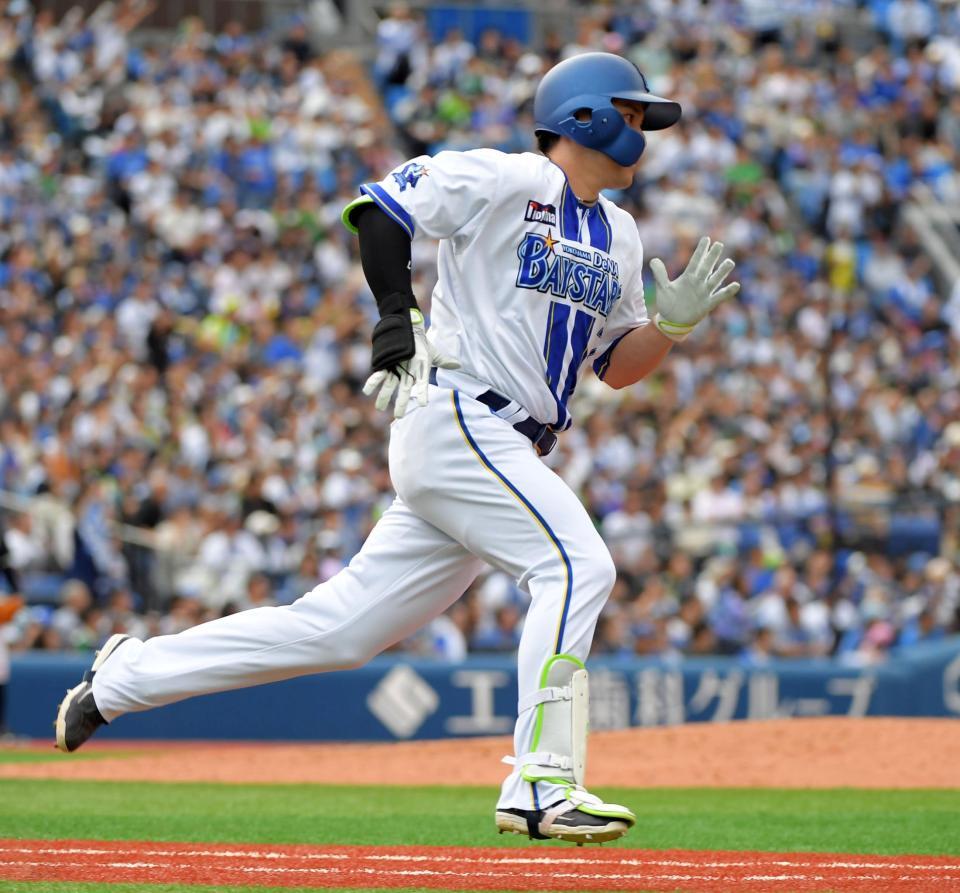 　８回、佐野は右中間に勝ち越しの適時二塁打を放つ（撮影・佐藤厚）