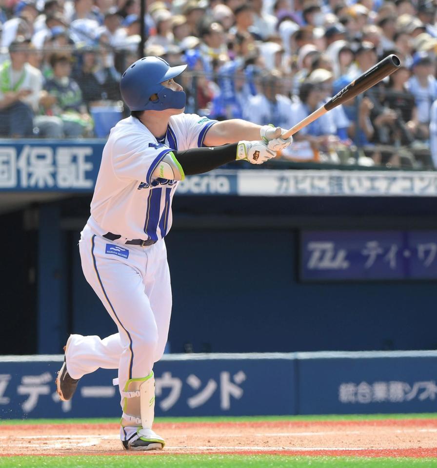 　１回、佐野は同点中犠飛を放つ（撮影・佐藤厚）