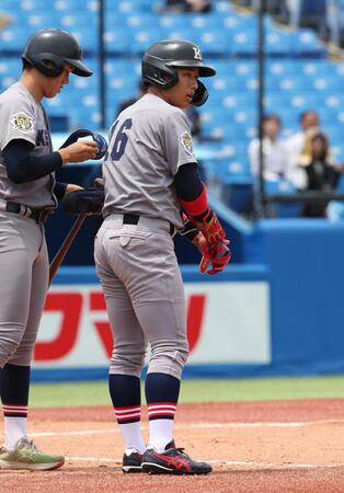 　８回、代打の慶大・清原勝児は四球を選ぶ（撮影・佐々木彰尚）