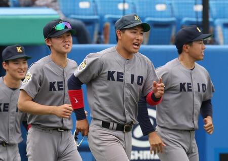 　勝利に喜ぶ慶大・清原勝児（中央）＝撮影・佐々木彰尚