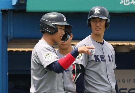 　８回、代打で四球を選び出塁。代走をおくられた慶大・清原勝児（撮影・佐々木彰尚）