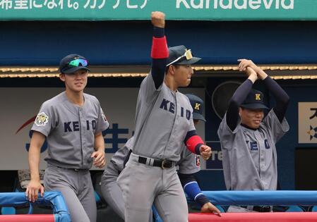 　５回、法大打線を無失点に抑えたナインに喜ぶ慶大・清原勝児（撮影・佐々木彰尚）