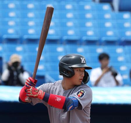 　８回、兄・正吾の赤いリストバンドをつけて構える代打の慶大・清原勝児（撮影・佐々木彰尚）