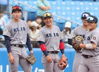 　笑顔を見せる慶大・清原勝児（中央）＝撮影・佐々木彰尚