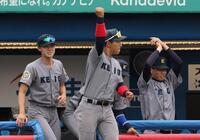 　５回、法大打線を無失点に抑えたナインに喜ぶ慶大・清原勝児（撮影・佐々木彰尚）