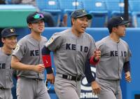 　勝利に喜ぶ慶大・清原勝児（中央）＝撮影・佐々木彰尚