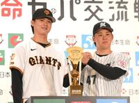 　交流戦開幕を前に健闘を誓い合う田中瑛（左）と鈴木（撮影・伊藤笙子）