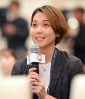 　「日本生命セ・パ交流戦」開幕記者会見の質疑応答で質問するヒロド歩美アナウンサー（撮影・伊藤笙子）