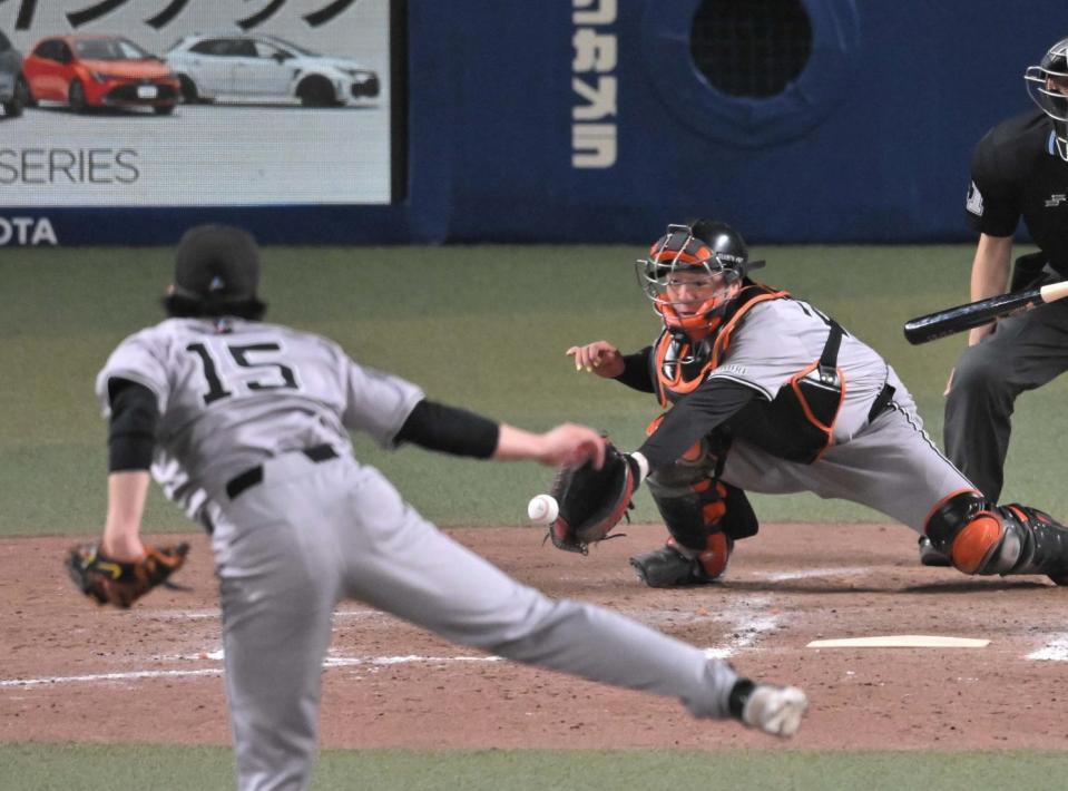 　８回、打者カリステのとき、大勢が暴投し、中日が勝ち越す