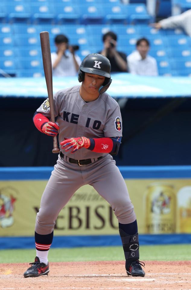 　８回、代打の慶大・清原勝児は四球を選ぶ（撮影・佐々木彰尚）