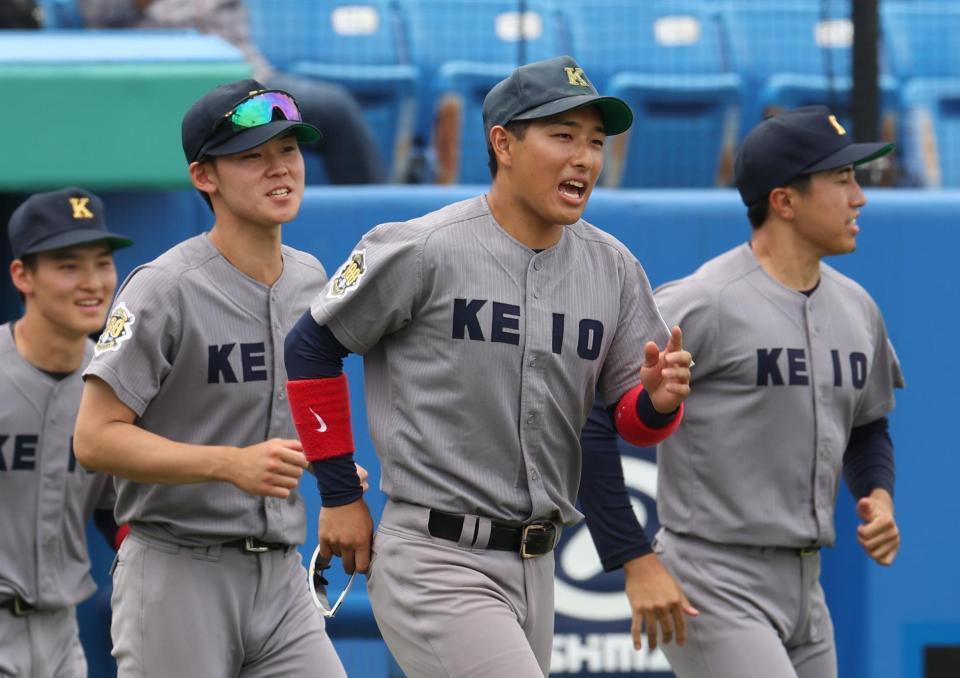 　勝利に喜ぶ慶大・清原勝児（中央）＝撮影・佐々木彰尚