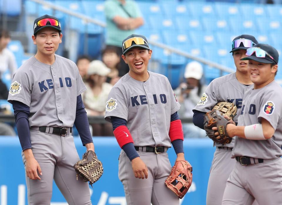 　笑顔を見せる慶大・清原勝児（中央）＝撮影・佐々木彰尚