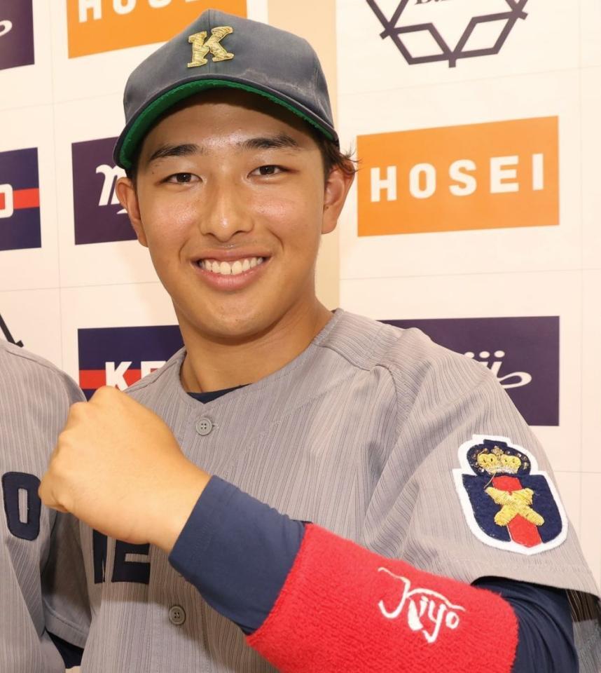 　こぶしを握る慶大・清原勝児（撮影・佐々木彰尚）