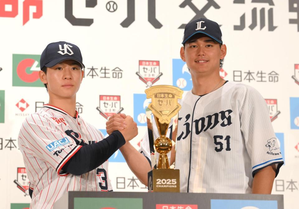 　交流戦開幕を前に健闘を誓い合う内山（左）と西川（撮影・伊藤笙子）