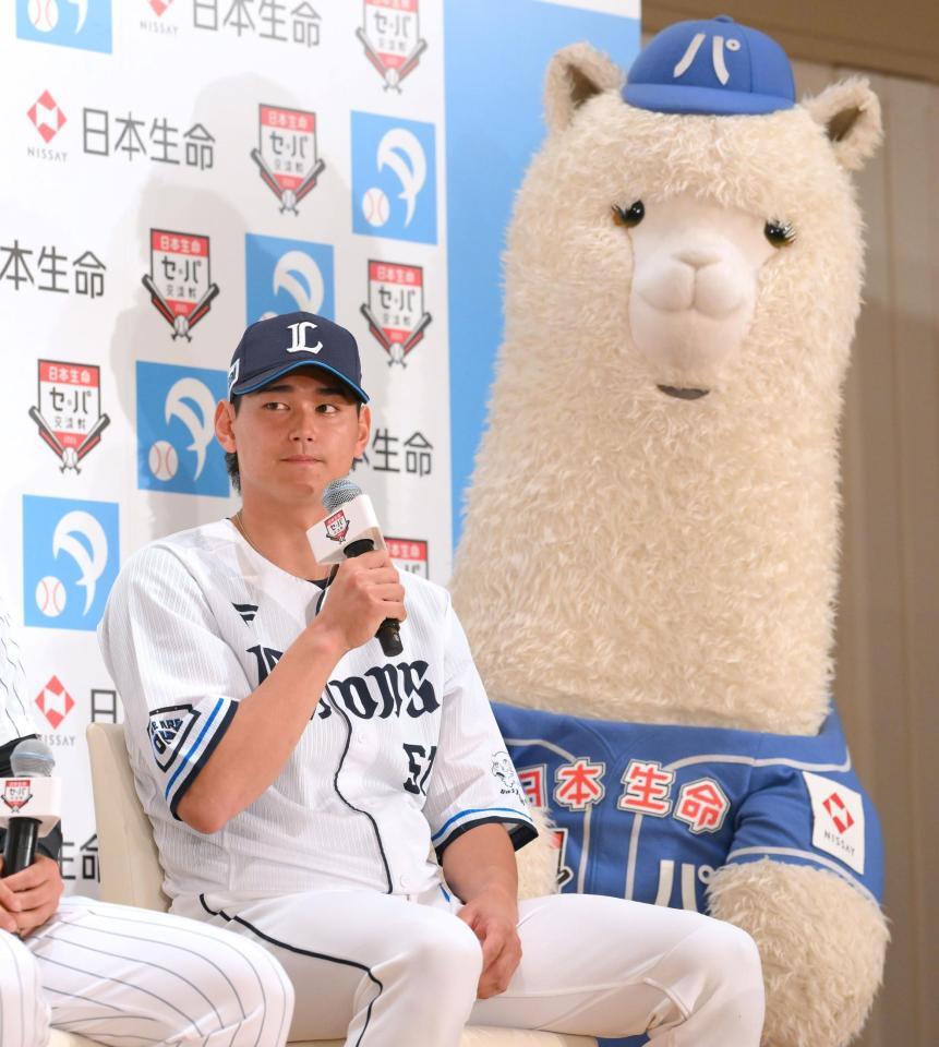 　パカくんが見つめる中、交流戦開幕を前に抱負を語る西川（撮影・伊藤笙子）