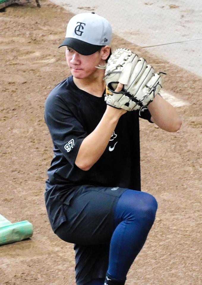 　室内ブルペンで投球練習する井上