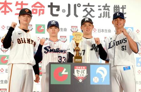 　優勝トロフィーを前に気合を見せる（左から）田中瑛、内山、鈴木昭、西川（撮影・伊藤笙子）