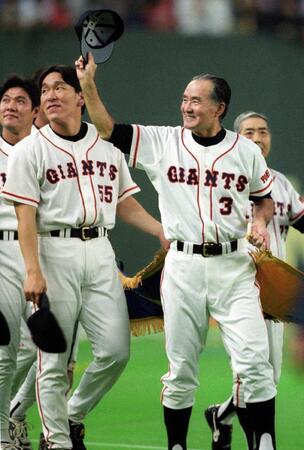 ダイエーとの日本シリーズを制し、ファンの歓声に応える長嶋茂雄監督（右）と松井秀喜＝２０００年