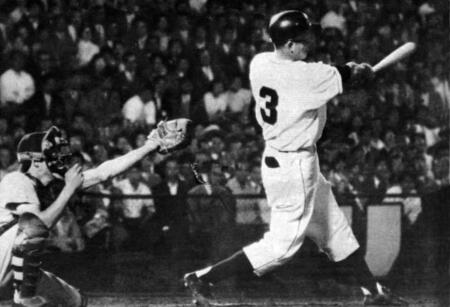 プロ野球史上初の天覧試合で、９回、先頭打者の長嶋茂雄さんが村山実投手の渾身のストレートをレフトスタンド上段にサヨナラホームランを放つ＝１９５９年