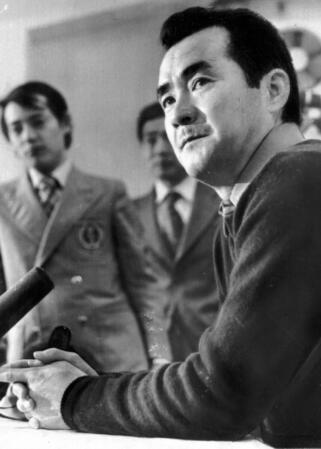 阪神・江川卓－巨人・小林繁トレードに関して初の公式会見で「小林投手の放出は仕方ない、割り切っている」と語る巨人・長嶋茂雄監督＝１９７９年